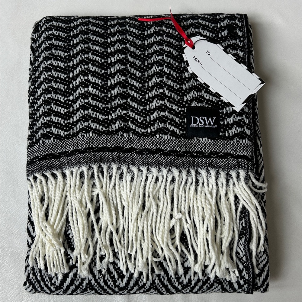 DSW black and white knit throw blanket